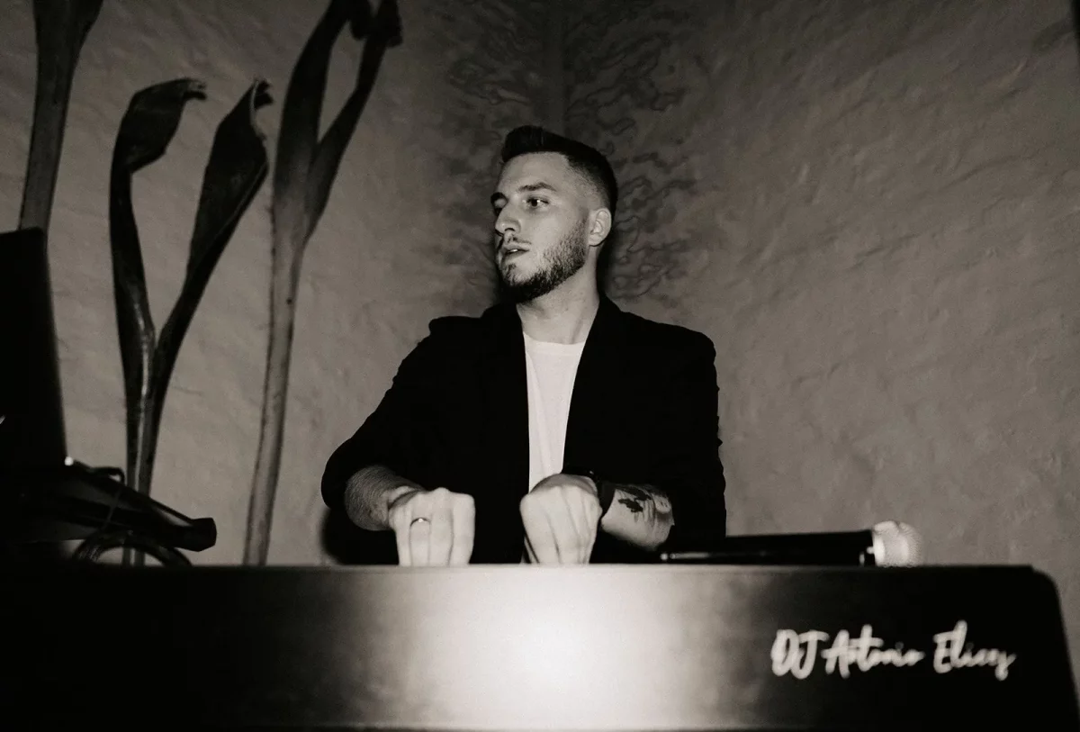 Professioneller Event-DJ Antonio Elices bei einer Corporate-Veranstaltung – Maßgeschneiderte Musikbegleitung und innovative Lichttechnik in Köln.